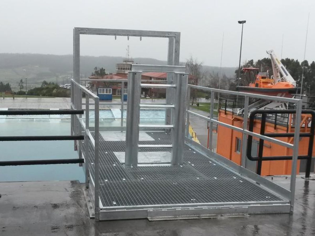 Centro de formación offshore con piscina de rescate