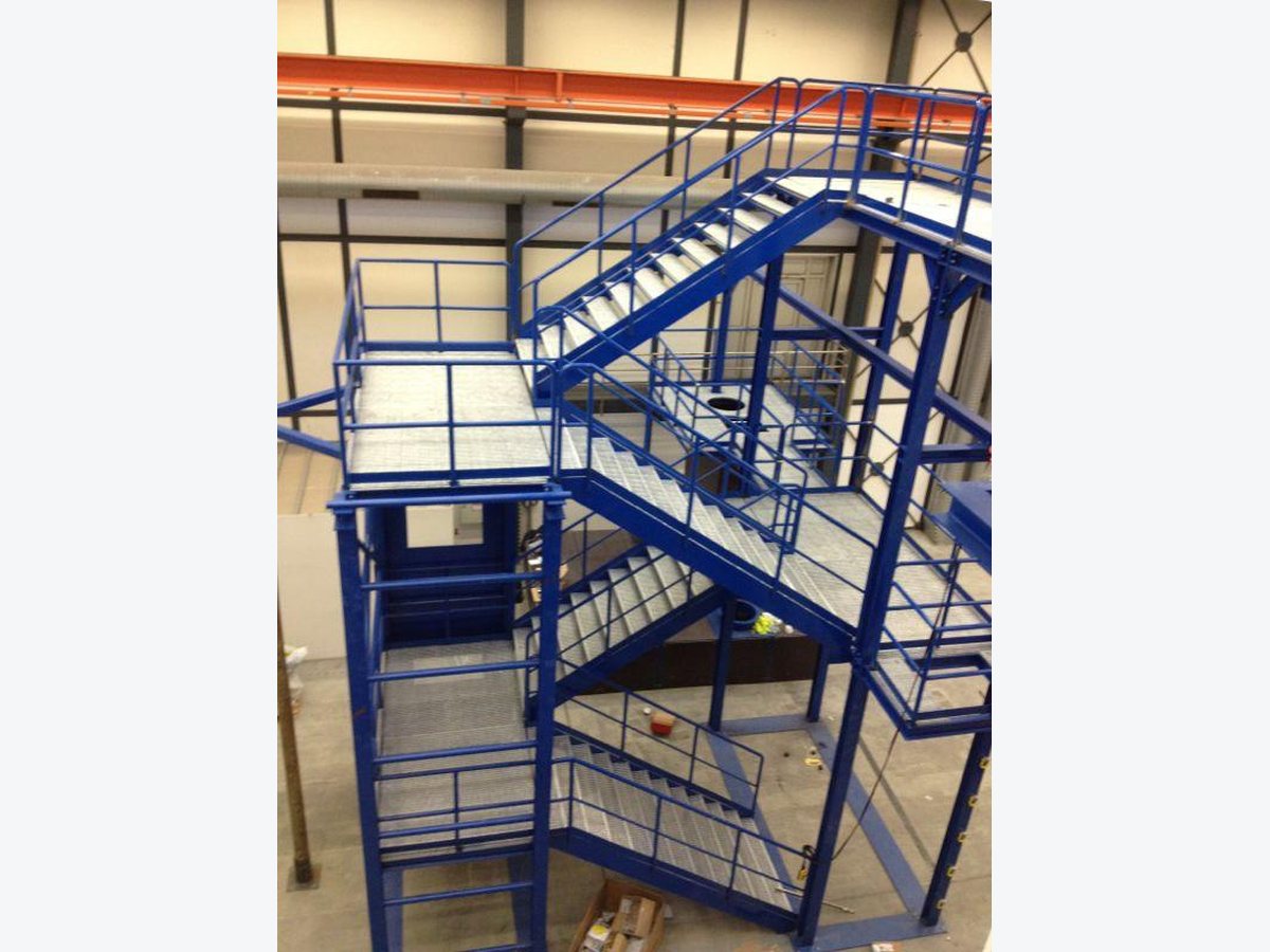 Estructura metálica de entrenamiento con escaleras y plataformas