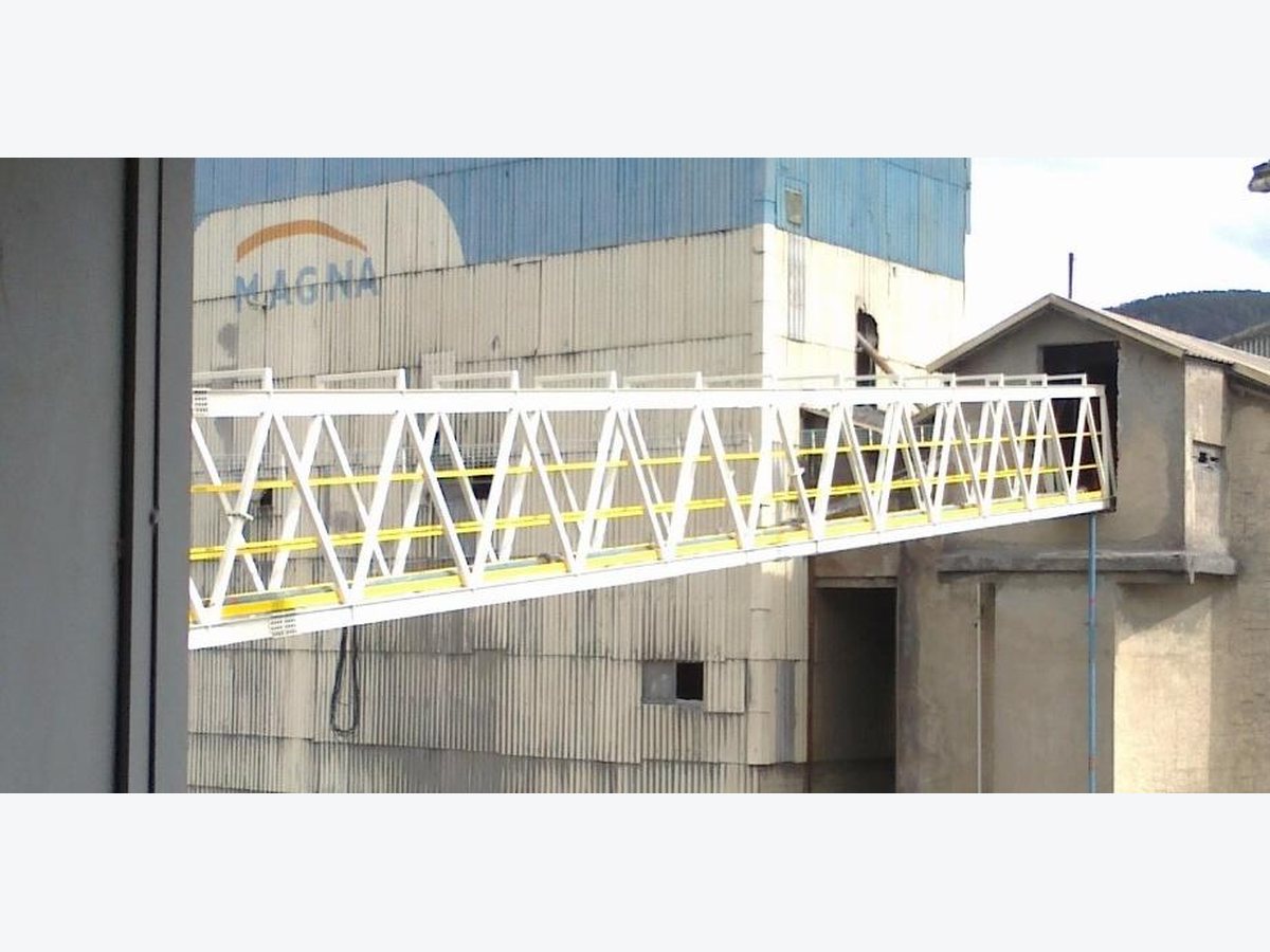 Pasarela metálica de 35 m entre instalaciones industriales