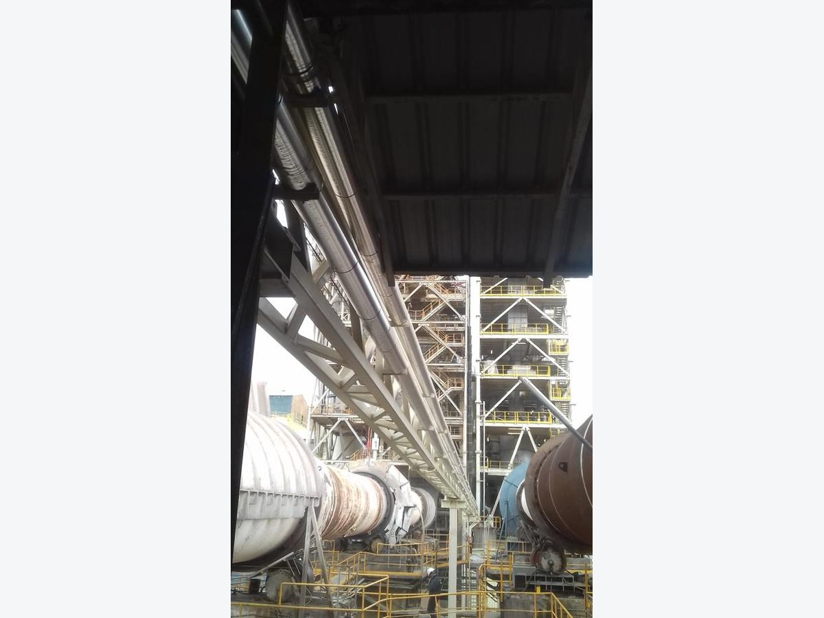 Detalle de soportes de tubería del pipe rack